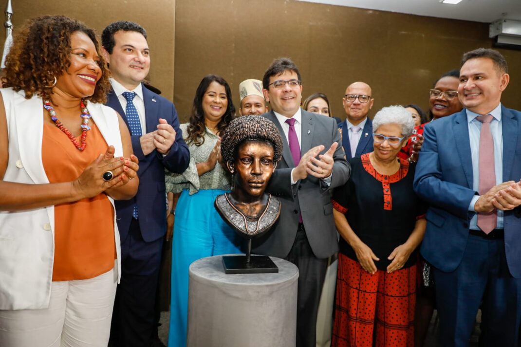 Cerimônia de apresentação do busto em homenagem à Esperança Garcia