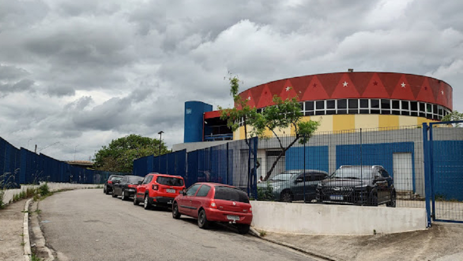 Outro caso: Mãe de aluno tenta invadir escola em SP para esfaquear professores