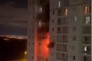 Criança de 5 anos morre durante incêndio em apartamento após mãe atear fogo(Reprodução)