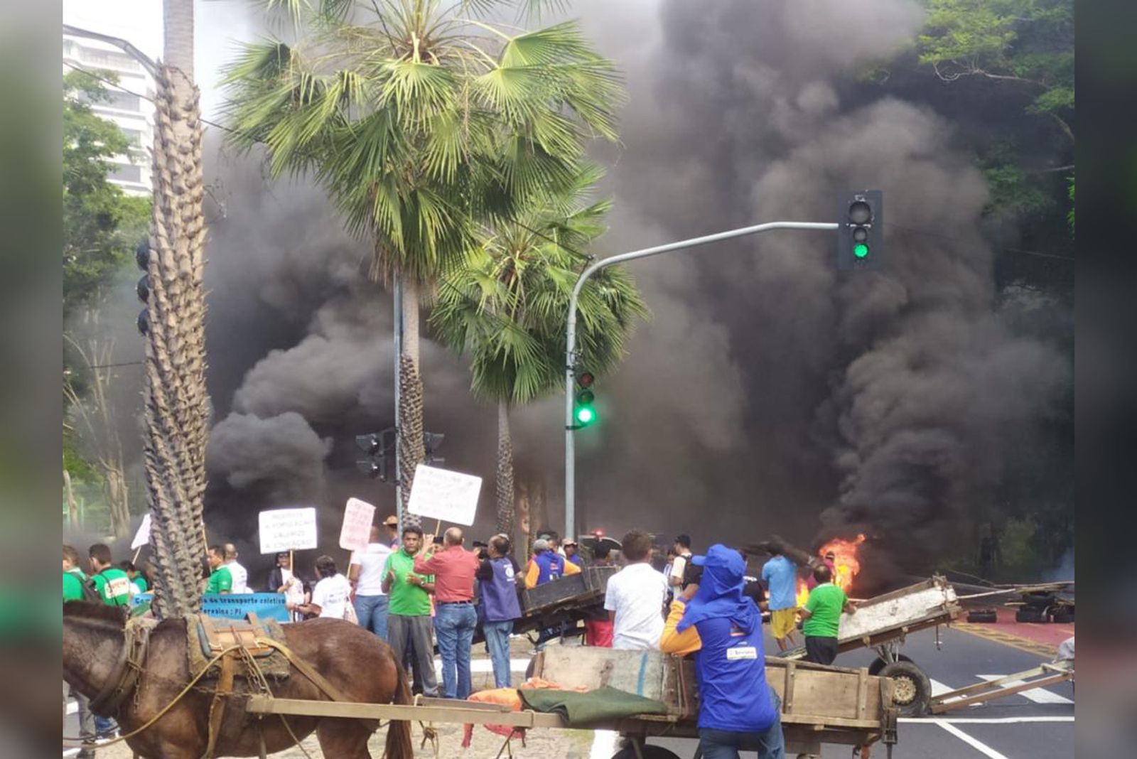 Entidades ateiam fogo e fecham Av. Marechal em protesto por falta de ônibus