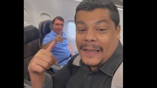 Flávio sendo hostilizado no avião