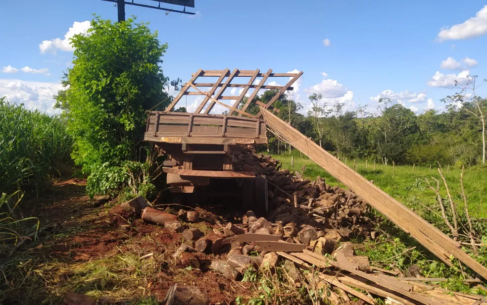 Idoso pula de caminhão que perdeu freio e morre atropelado pelo próprio veículo