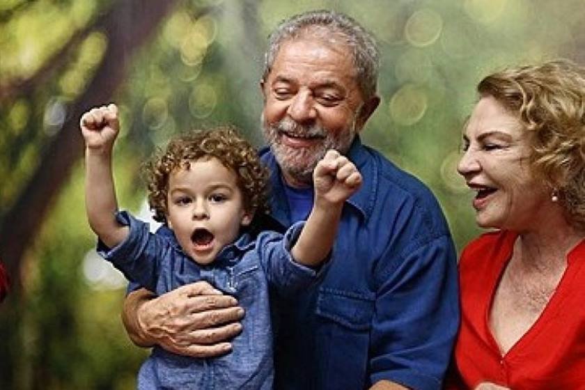 Lula, o neto Arthur, e dona Marisa no aniversário de 70 anos do políticoReprodução/ Instagram  Arthur Lula da Silva morreu em 2019