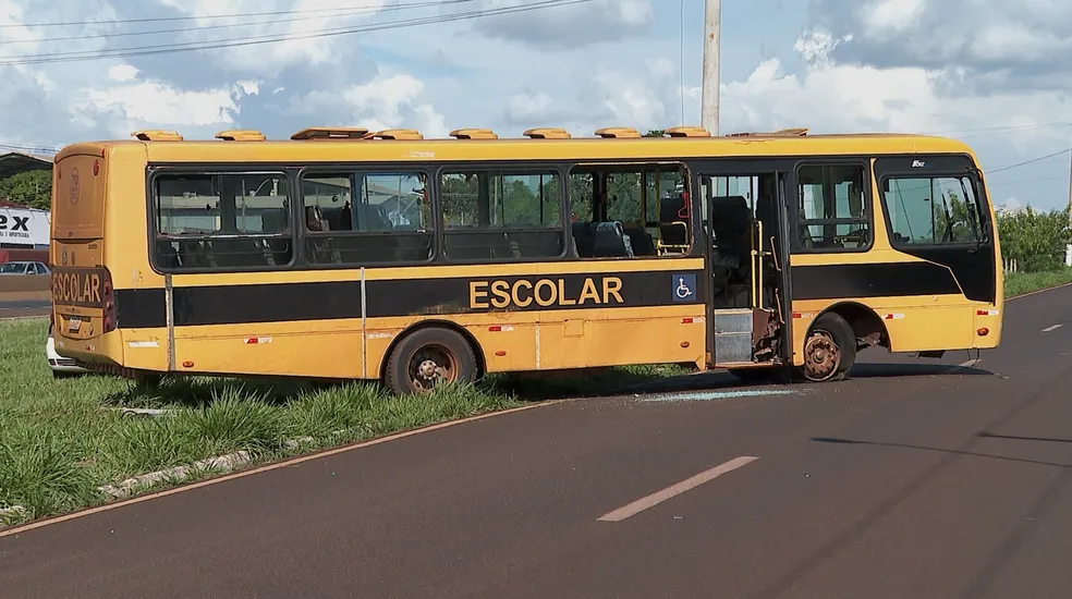 Motorista de ônibus escolar morre, adolescente assume volante e evita acidente