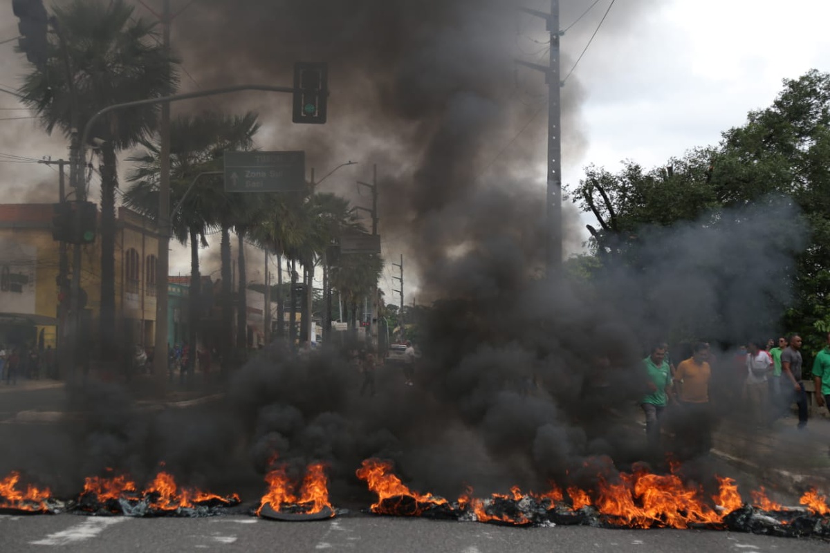 Motoristas de ônibus queimam pneus e fecham Avenida Maranhão em protesto