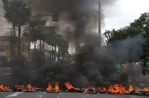 Motoristas de ônibus queimam pneus e fecham Avenida Maranhão em protesto(Reprodução)