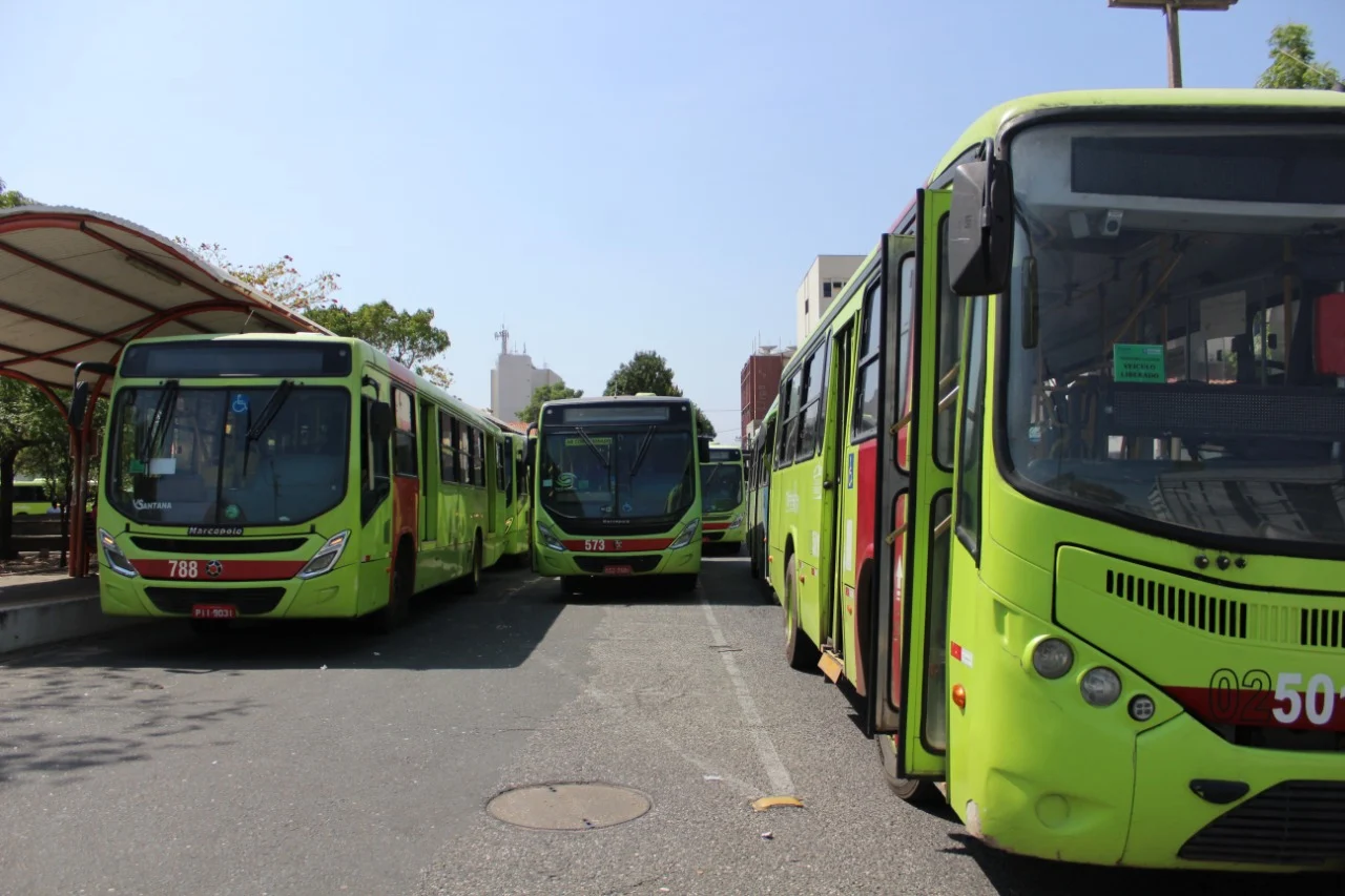 Motoristas e cobradores iniciam greve por tempo indeterminado em Teresina