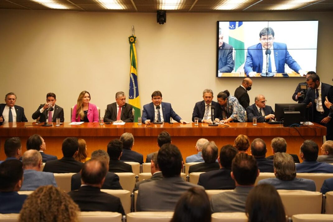 Rafael Fonteles trata, em Brasília, sobre retomada da obra da Transnordestina, na Câmara dos Deputados, com a presença de parlamentares do Piauí e Ceará