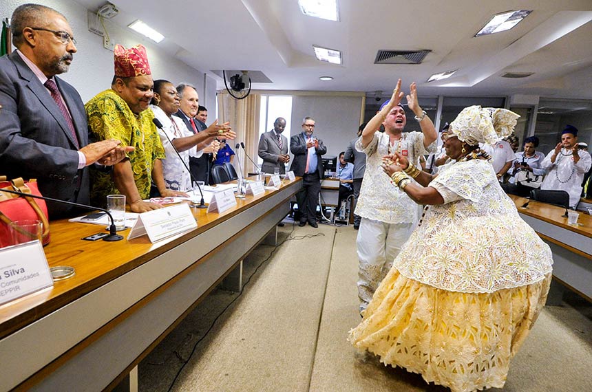 Senador Paulo Paim (à esq.) em audiência pública na Comissão de Direitos Humanos do Senado em 2015 com representantes de religiões de matriz africana