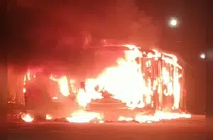 Após morte de dupla, Teresina tem noite de terror com mais 4 ônibus incendiados(Reprodução)