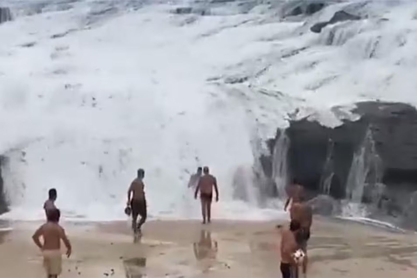 Vídeo: Ciclone-bomba atinge praia no Rio de Janeiro e assusta banhistas