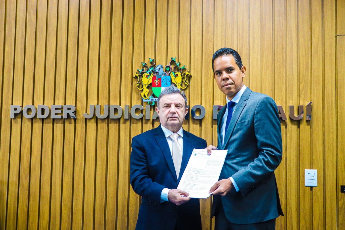 Diretor-presidente da Piauí Conectado, Emerson Silva, e o presidente do Tribunal de Justiça do Piauí (TJ-PI),  desembargador Hilo de Almeida