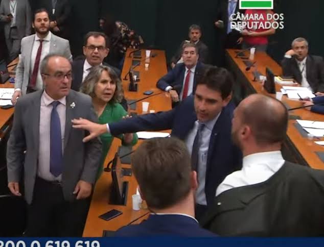 Vídeo: Eduardo Bolsonaro tenta agredir deputado durante sessão na Câmara