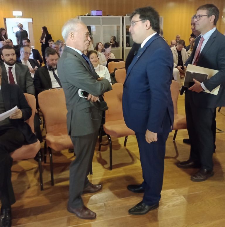 Embaixador do Brasil em Portugal, Raimundo Carreiro Silva (à esquerda), conversa com o governador Rafael Fonteles