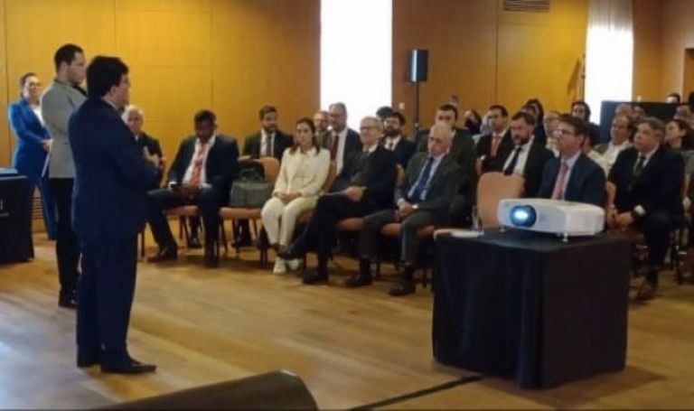 Governador do Piauí, Rafael Fonteles, fala para o público no Summit Piauí-Europa Hidrogênio Verde