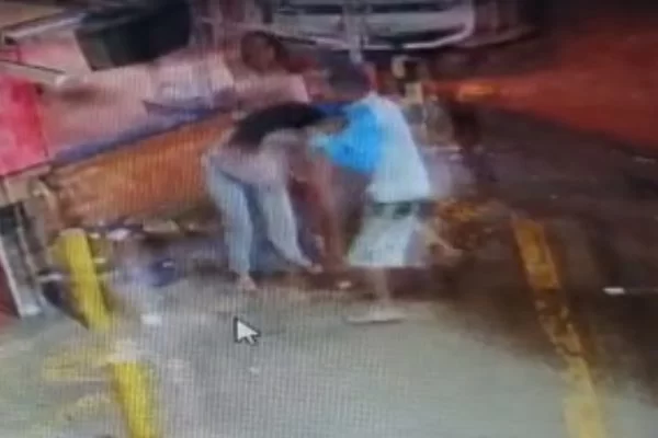 Vídeo: homem agride mulher com socos e puxões de cabelo em posto no DF