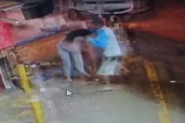 Homem agride mulher com socos e puxões de cabelo em posto no DF
