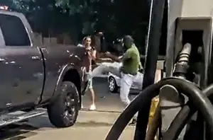 Homem atira em motorista de aplicativo que chutou seu carro(Twitter/Reprodução)