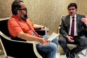 Jornalista Henrique Rodrigues (à esquerda) entrevista o governador Rafael Fonteles, do Piauí(Ascom-PI)