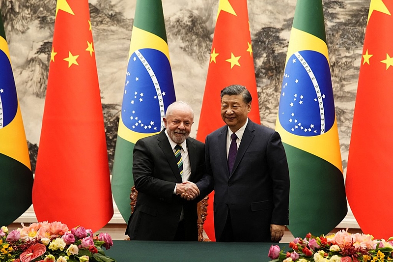 Brasil e China assinam 15 acordos e Lula defende aliança com Pequim: 'Ninguém vai proibir'