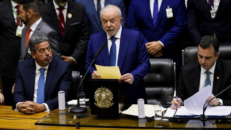 Lula entre o presidente Câmara dos Deputados, Arthur Lira Cristiano (à esq.), e o do Senado, Rodrigo Pacheco –