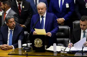 Lula entre o presidente Câmara dos Deputados, Arthur Lira Cristiano (à esq.), e o do Senado, Rodrigo Pacheco –(Cristiano Mariz/O Globo)