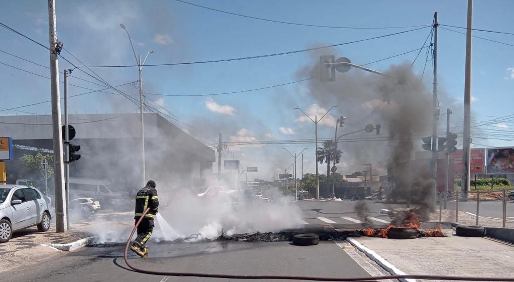 Manifestantes queimam pneus em frente à Saad Sul; mulher é detida