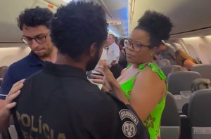 Mulher negra foi expulsa de avião por motivo de ‘segurança do voo’(Reprodução/ redes sociais)