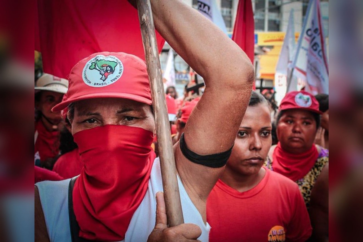 Mulheres do MST protestam contra agronegócio, a fome a as violências