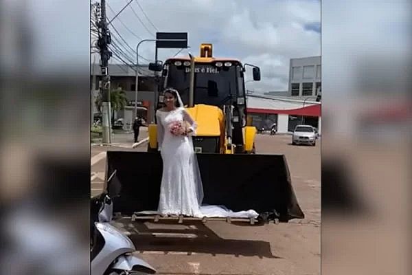 Vídeo: Noiva surpreende e vai a casamento em retroescavadeira no Pará