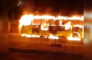 Ônibus é incendiado em retaliação à morte de suspeitos de atirar em coronel(Reprodução)