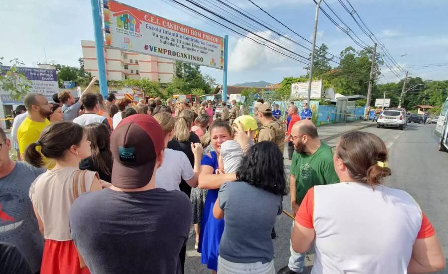 Homem invade creche com machadinha e mata quatro crianças em SC