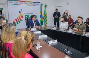 Rafael Fonteles anuncia reajuste de 50% em auxílio estudantil da UESPI(Ccom)