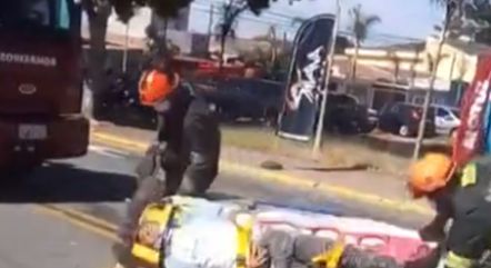 Vídeo: Bombeiros derrubam paciente de maca durante resgate em SP
