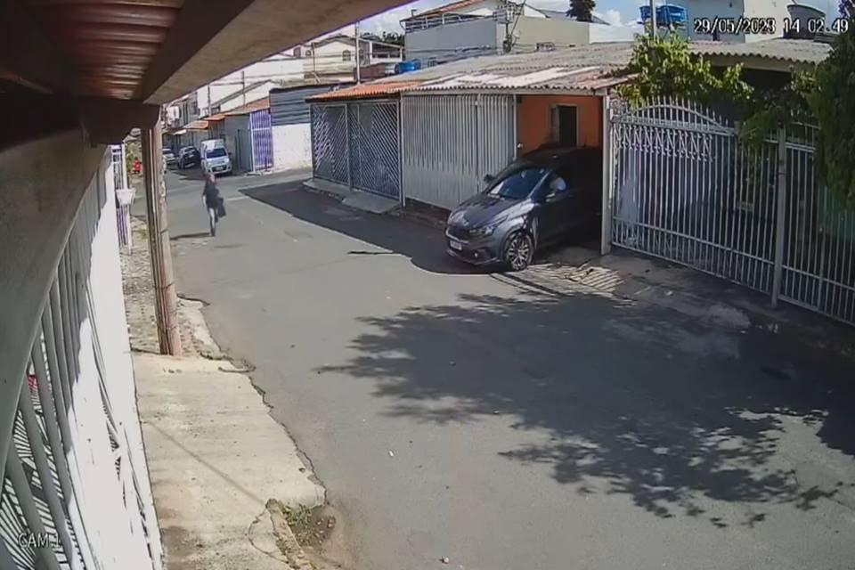 Vídeo: Criança é atropelada pelo carro do pai e sai sem ferimentos graves