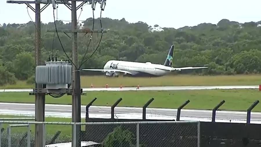 Avião perde o controle e para em área de matagal durante pouso em Salvador