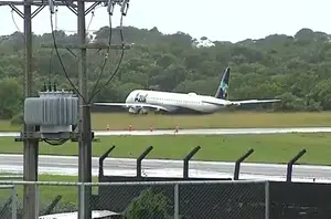Avião sai de pista durante pouso em Salvador(Reprodução)