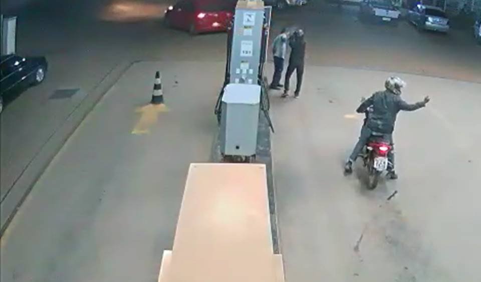 Vídeo: frentista é rendido e leva tiro na cabeça durante assalto