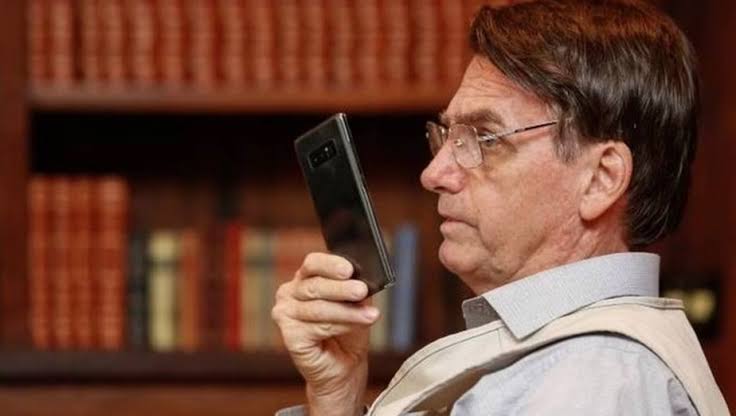 Aliados de Bolsonaro se desesperam com perícia em celular do ex-presidente