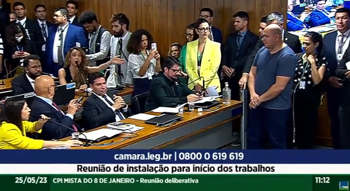 Vídeo: Deputado de pijama. Bolsonarista aparece na CPMI do 8 de janeiro para tumultuar