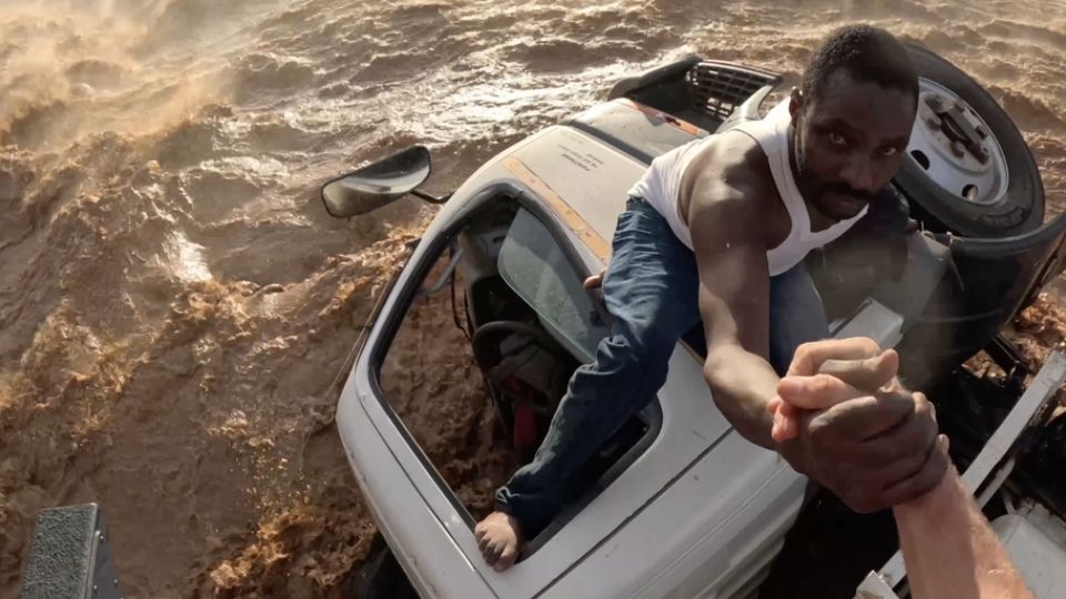 Vídeo: imagens são impressionantes; helicóptero resgata caminhoneiro em enchente