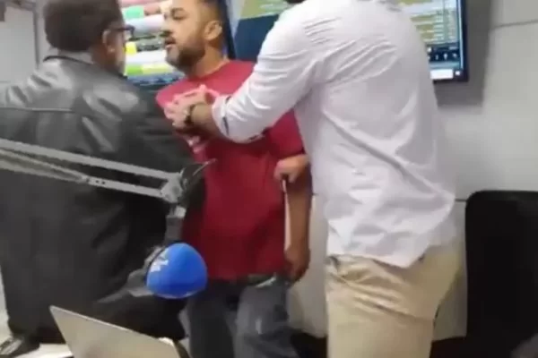 Vídeo: homem invade estúdio de rádio e agride jornalistas em GO