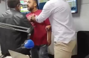 Homem invade estúdio de rádio e agride jornalistas em GO(Reprodução)
