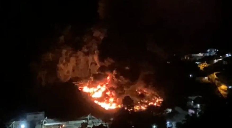Incêndio atingiu garagem com ônibus em Petrópolis