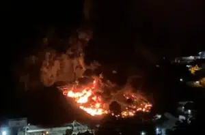 Incêndio atingiu garagem com ônibus em Petrópolis(Reprodução)