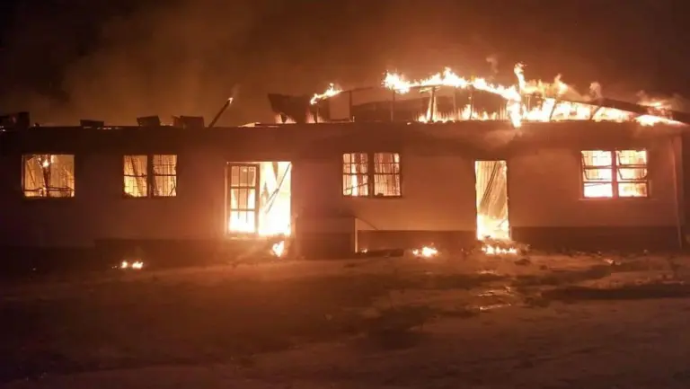 Tragédia: Incêndio em dormitório estudantil deixa 20 mortos na Guiana