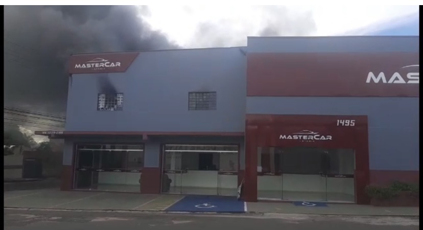 Incêndio no prédio da Mastercar Lataria