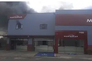 Incêndio no prédio da Mastercar Lataria(Reprodução/redes sociais)