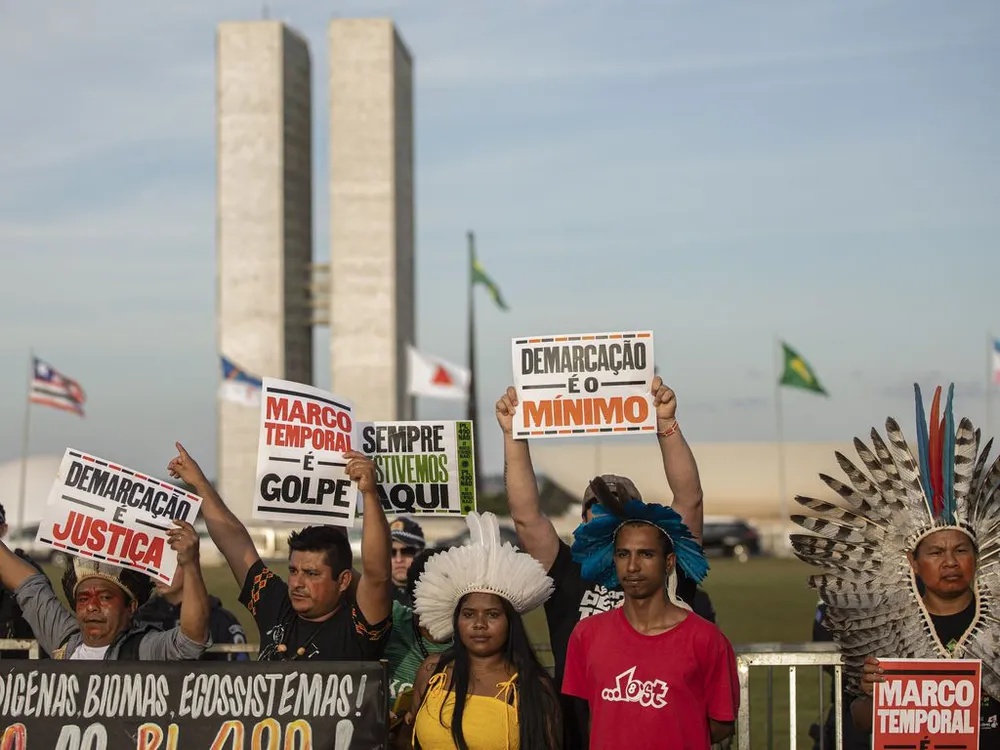 Indígenas protestam em Brasília contra aprovação do PL 490
