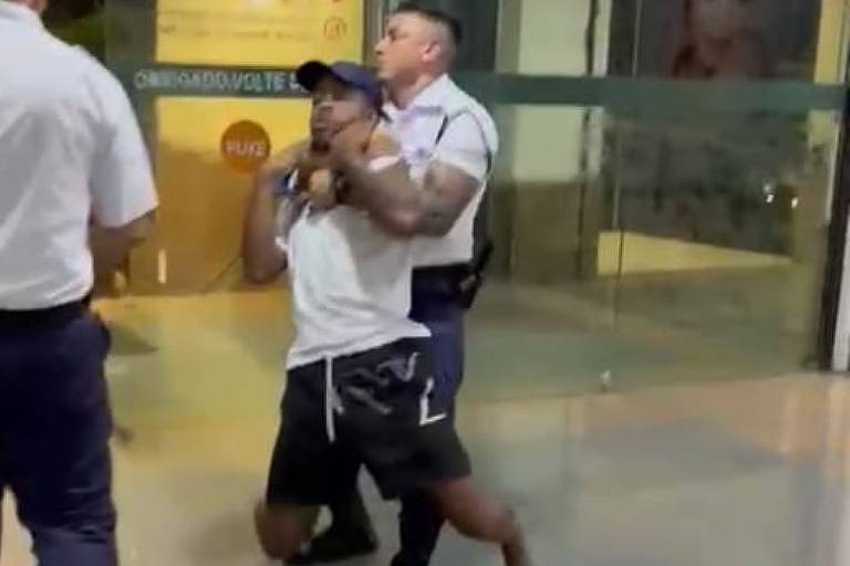 Jovem é expulso de shopping e denuncia seguranças de racismo, em Fortaleza